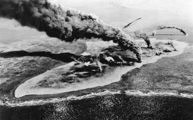 WWII - Midway, Bel Geddes' diorama, Midway Island under attack